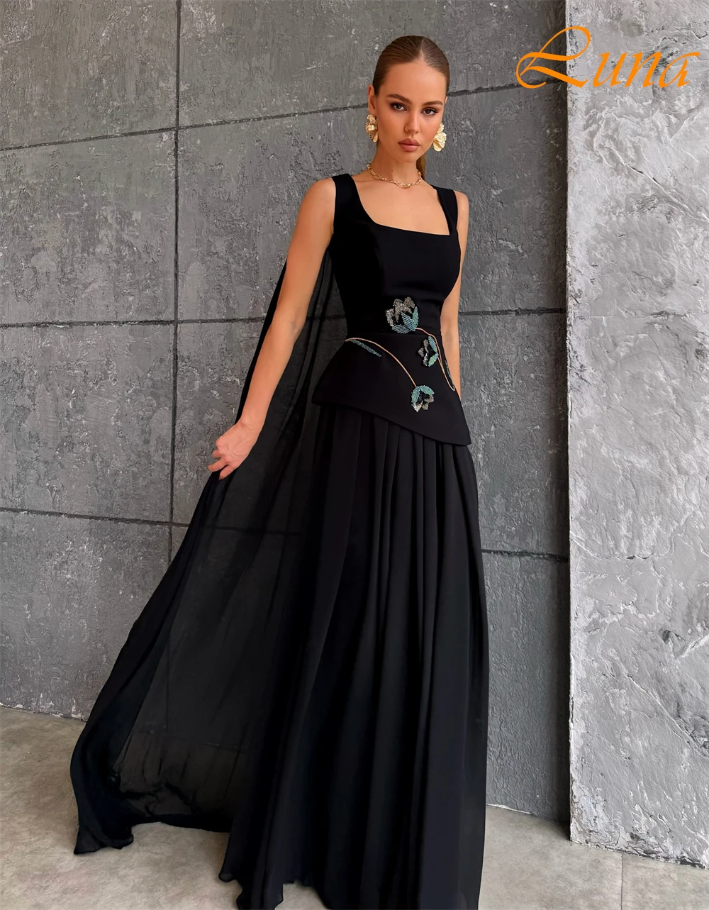 ชุดราตรีผ้าชีฟองเนื้อนุ่มแบบสั่งตัด ดีไซน์หรูหรา แขนกุด ทรงค็อกเทล พร้อมชายกระโปรงยาวลากพื้น เหมาะสำหรับโอกาสพิเศษ