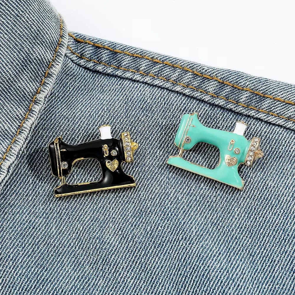 Vintage Sewing Machine Brooch Alloy Inlaid Rhinestone Collar Pins Women Backpack Decorative Jewelry Office Leisure Party Gift