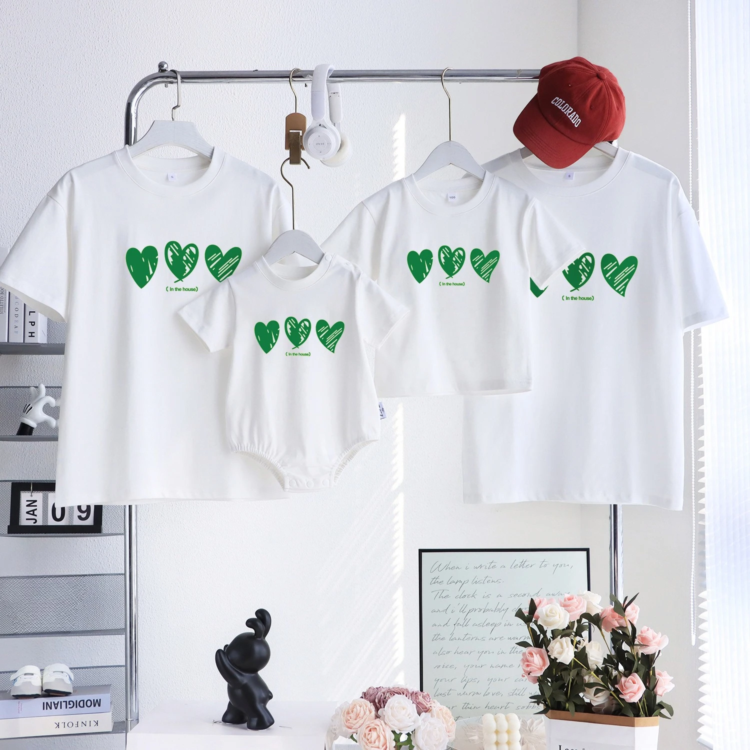 

Новые летние семейные комплекты 2026 года: футболки с принтом в виде сердец для мамы, папы, детей и малышей. Милые семейные образы для 3-4 человек.