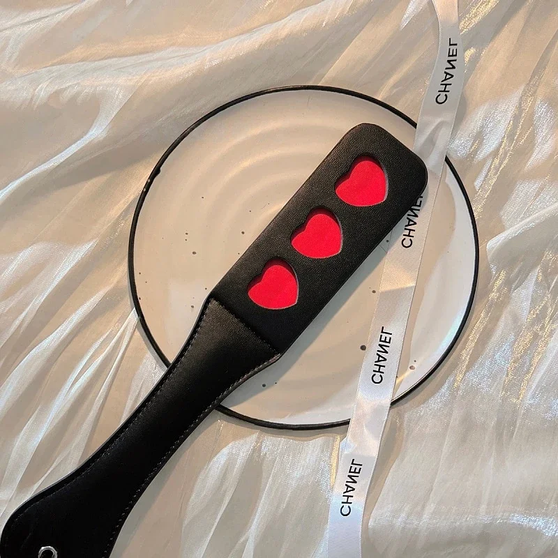 قطعة واحدة - مضرب يدوي طويل المقبض على شكل قلب، مضرب جلدي أسود بطبقة مزدوجة وخلفية حمراء