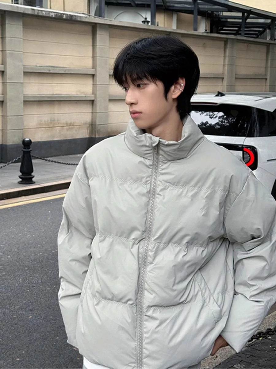 

Утепленная зимняя куртка для подростков: теплая, объемная, из полиэфирного волокна, белая, с наполнителем из пуха.