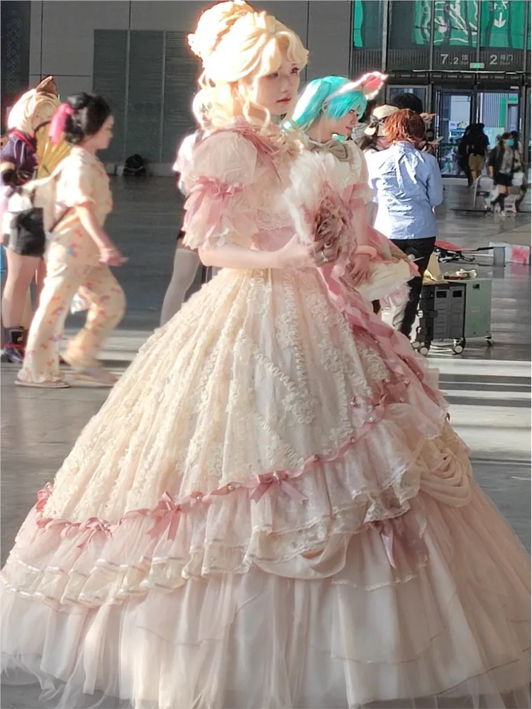 

A gorgeous elegant and fashionable wedding dress