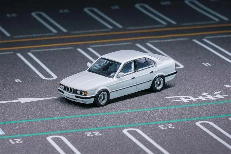 DCM 1:64 E34 5-Series Sedan limited500 Diecast Model Car