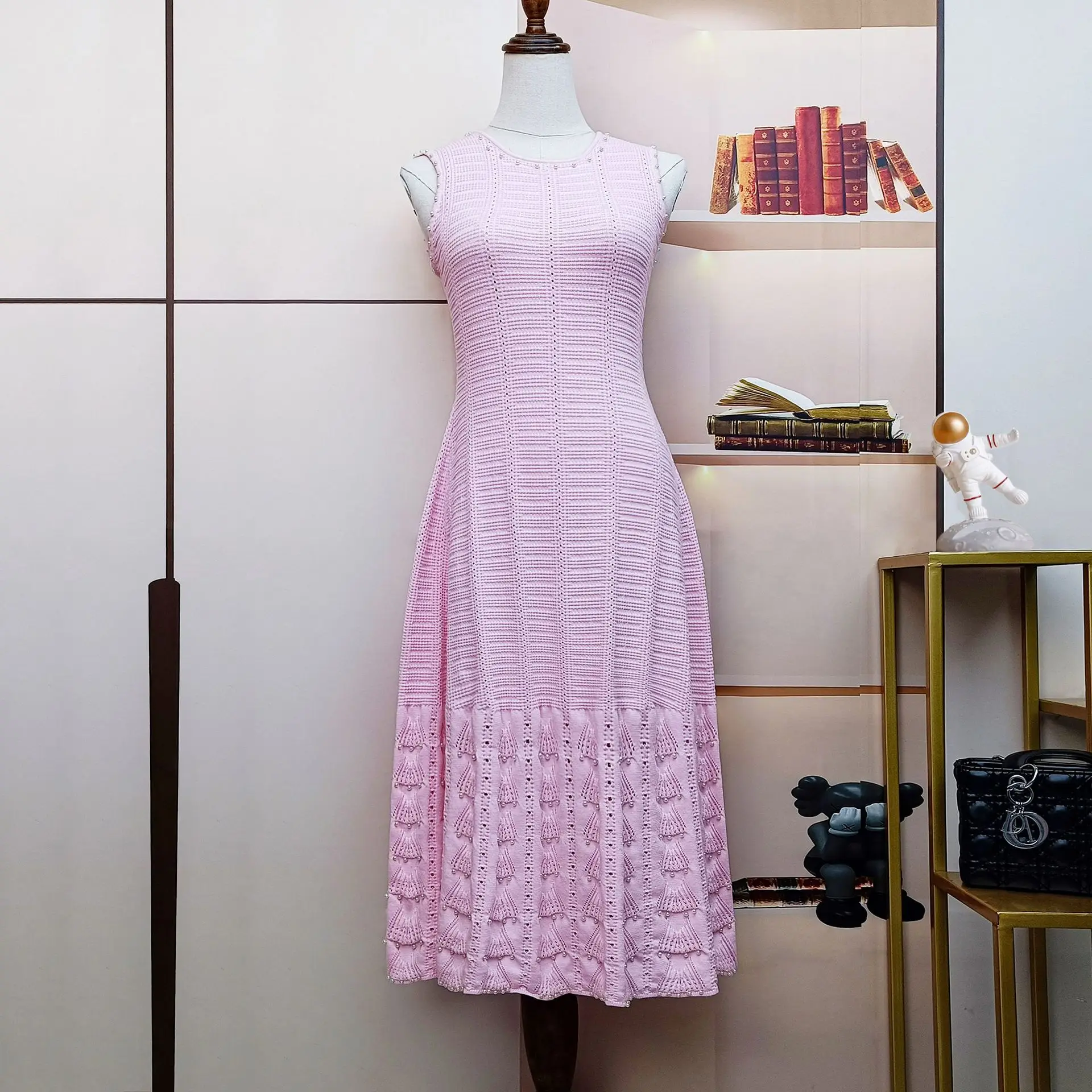 ZJYT été mode perles perles sans manches robe en tricot femmes 2025 nouveau élégant col rond évider Midi décontracté robe de vacances