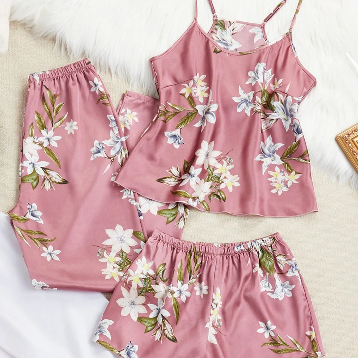 

Сексуальный летний домашний костюм-тройка: тонкие шорты, топ на бретельках и шорты с цветочным принтом