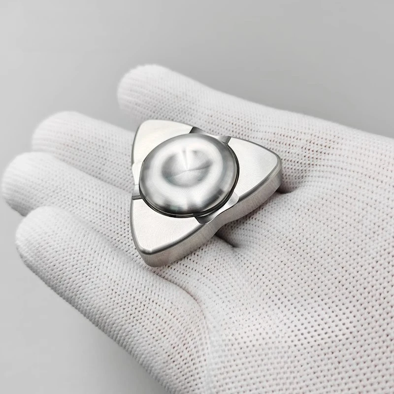 Giocattolo di decompressione giroscopico con punta delle dita meccanico tattile in metallo con motivo a coltello in acciaio inossidabile EDC a tre pagine