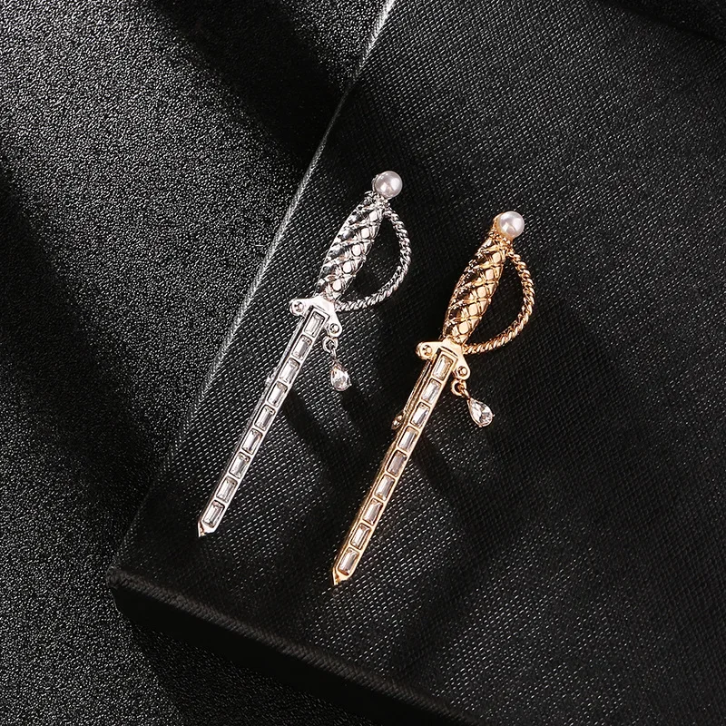 Korean Fashion Sword Brooch Alloy Crysatal Rhinestone Lapel Pins Unisex Corsage Luxulry Jewelry Backpack Clothes Accessories