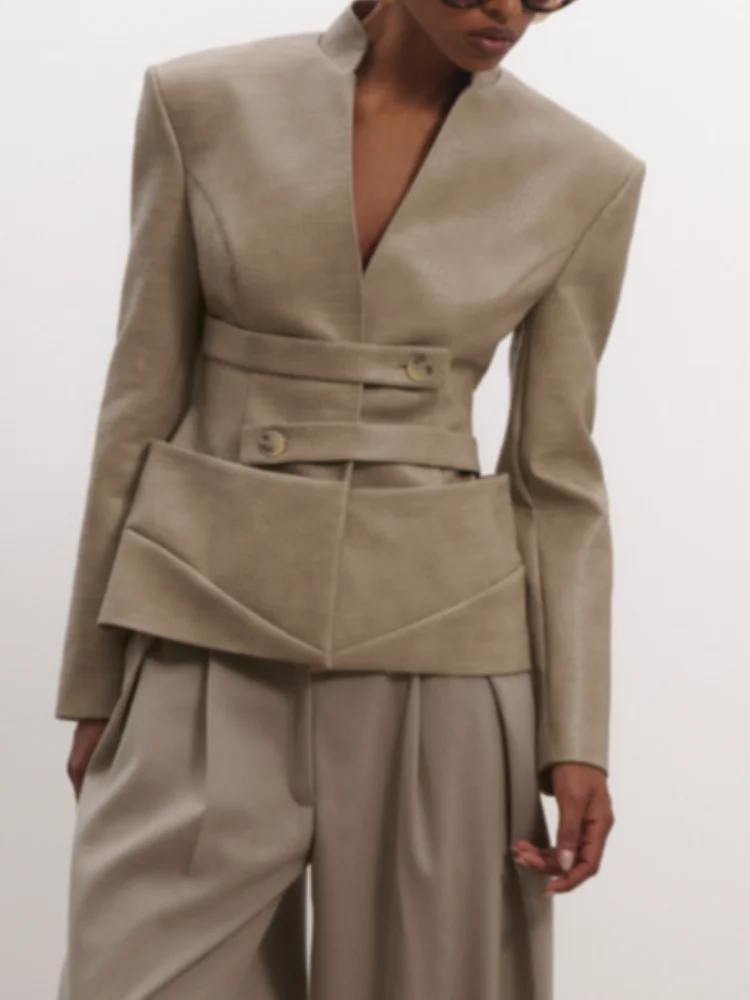 Kurtka damska ze skóry tłoczonej w krokodyla, elegancka moda, stójka, dekolt w serek, długi rękaw, taliowana, płaszcz w stylu high street.