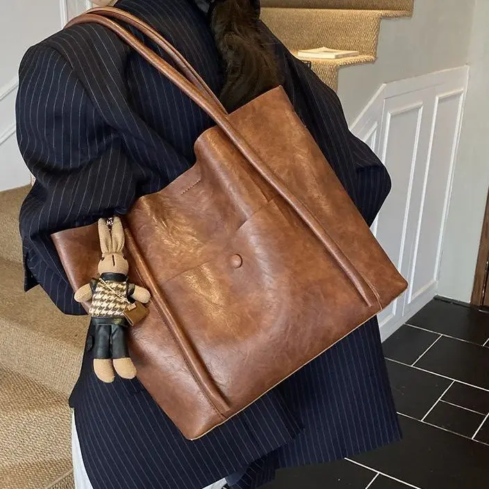 

Простая большая сумка в стиле ретро, женская кожаная текстура, большая вместительная сумка на плечо, женская модная роскошная сумка подмышками для поездок на работу, 2025
