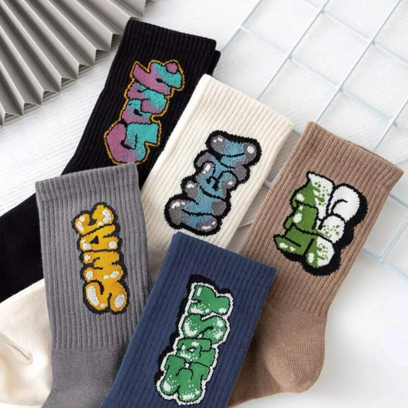 5 Pairs Men\'s Multicolour Crew Socks, Graffiti Lettering, Street Style, Unique, Comfortable, Breathable, Moisture-Wicking