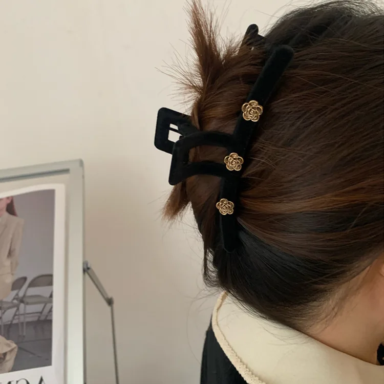 Stylish Large Size Black Hairpin with Flower Decoration Grip for Female Headwear