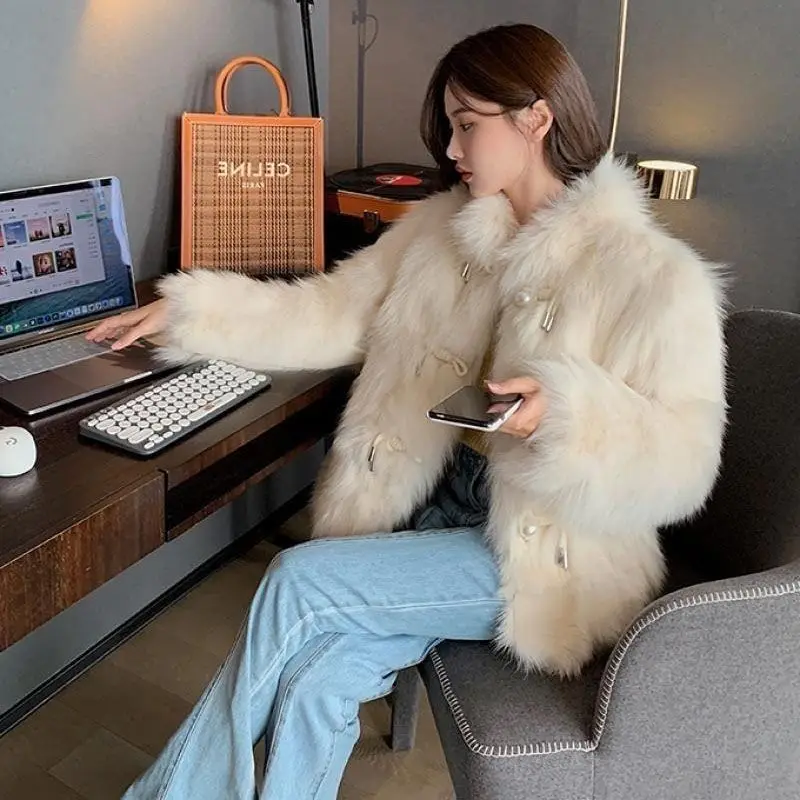 Abrigo de piel para mujer, chaqueta nueva de invierno 2025, cuello levantado con botones de perlas y abrigo de algodón