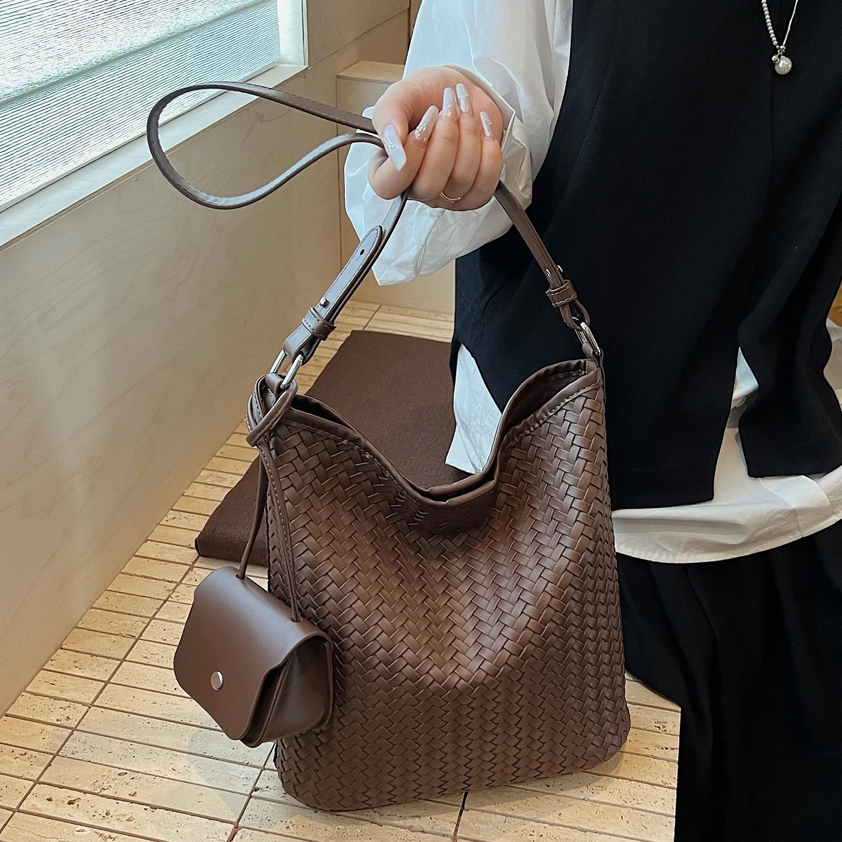 

2025 Woven Bucket Crossbody Bag for Women Minimalist Shoulder Handheld Purse Fashionable Handbag