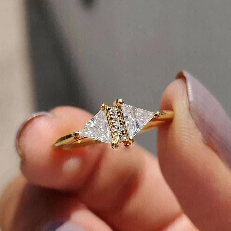 Huitan Chic Luxus Dreieck Zirkonia Ring Mode Dame Gold Farbe Finger Schmuck für Verlobung Braut Hochzeit Band Zubehör