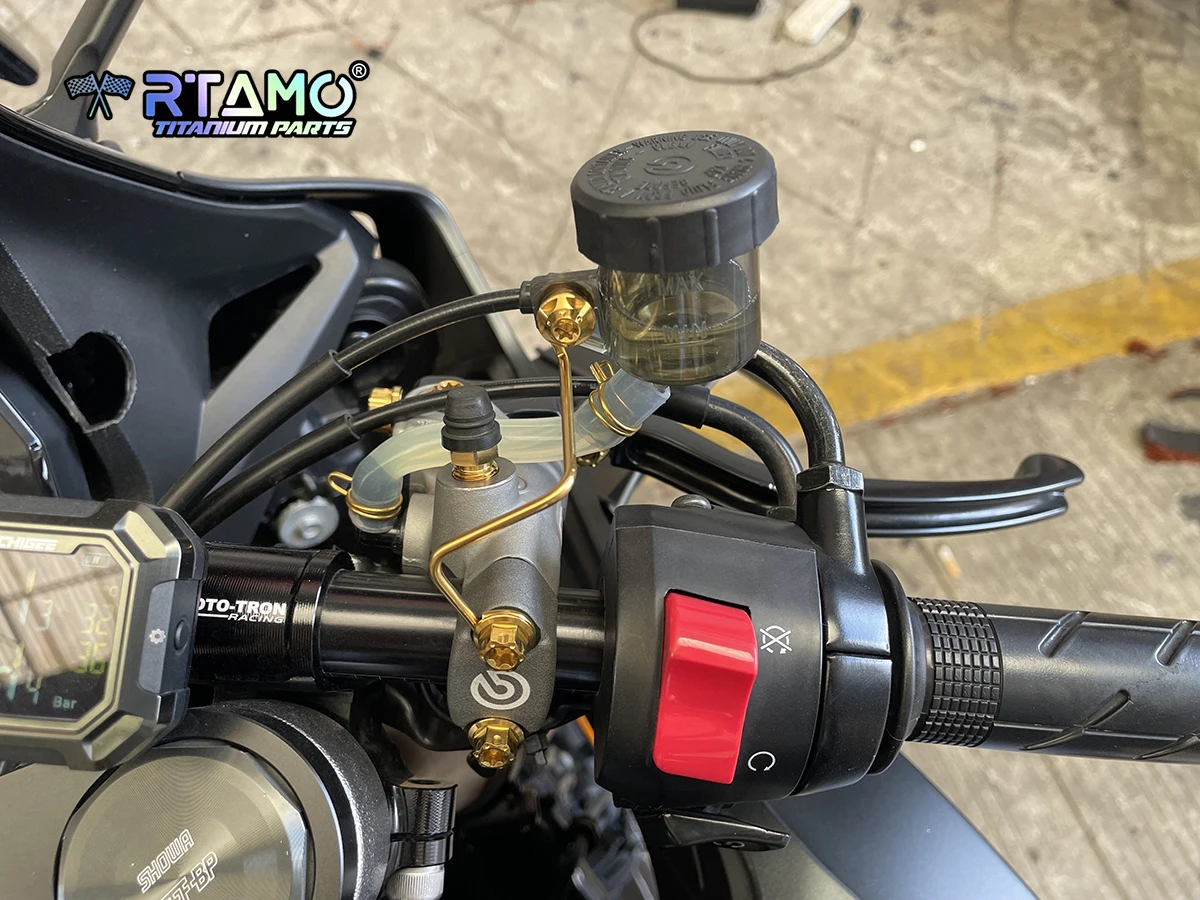RTAMO Soporte de taza de aceite para tanque de motocicleta, soporte de soporte derecho e izquierdo con perno para bomba Brembo RCS CC RCS Adelin RCB