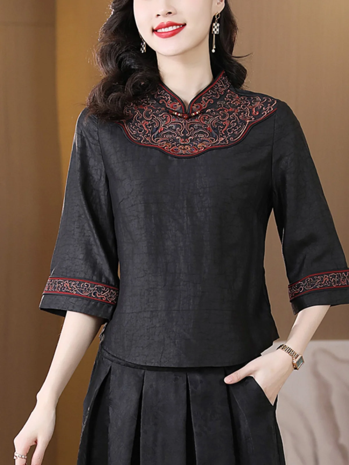 Haftowany top z jedwabiu marki Xiangyun dla kobiet w średnim wieku, idealny na wiosnę, do pracy, luźny krój, regularny krój, rękaw krótki.