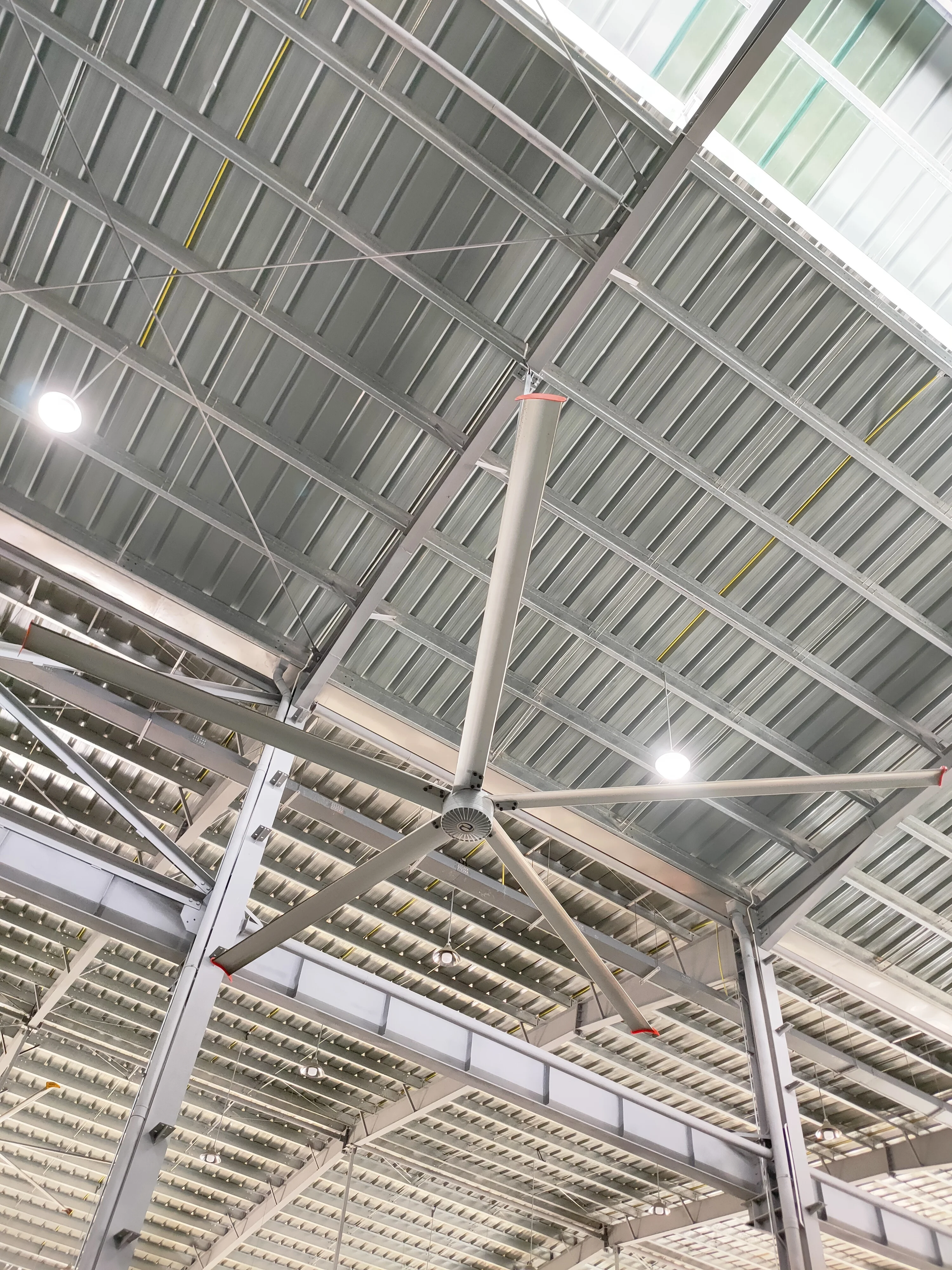 Il grande ventilatore da soffitto industriale popolare da 5 m/16 piedi migliora la circolazione dell'aria Ventilatore da soffitto Hvls Ventilatore da palestra PMSM