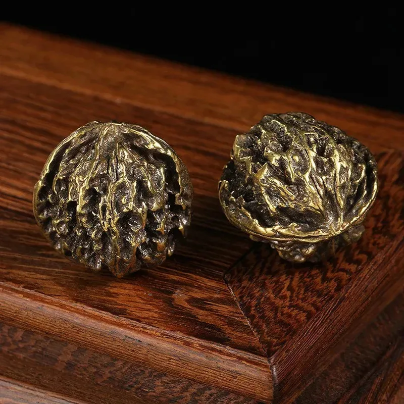 

Retro Handmade Brass Solid Buddha Walnut Statue Handheld Artsy Object Fitness Ball Handle Copper Ware Ornaments 1 Pairs240827