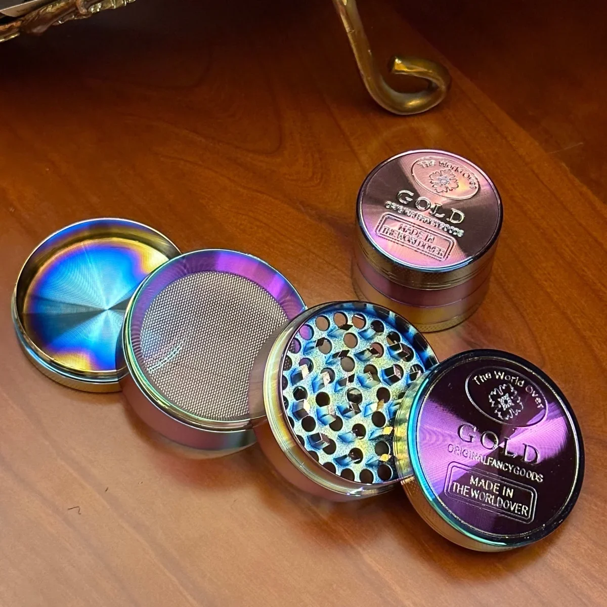 

1,4/1,8 дюйма фиолетовый розовый лазерный 4-слойный измельчитель трав, дробилка из цинкового металлического сплава, ручной резак, шлифовальный станок для сырой травы, инструмент для курения, подарок