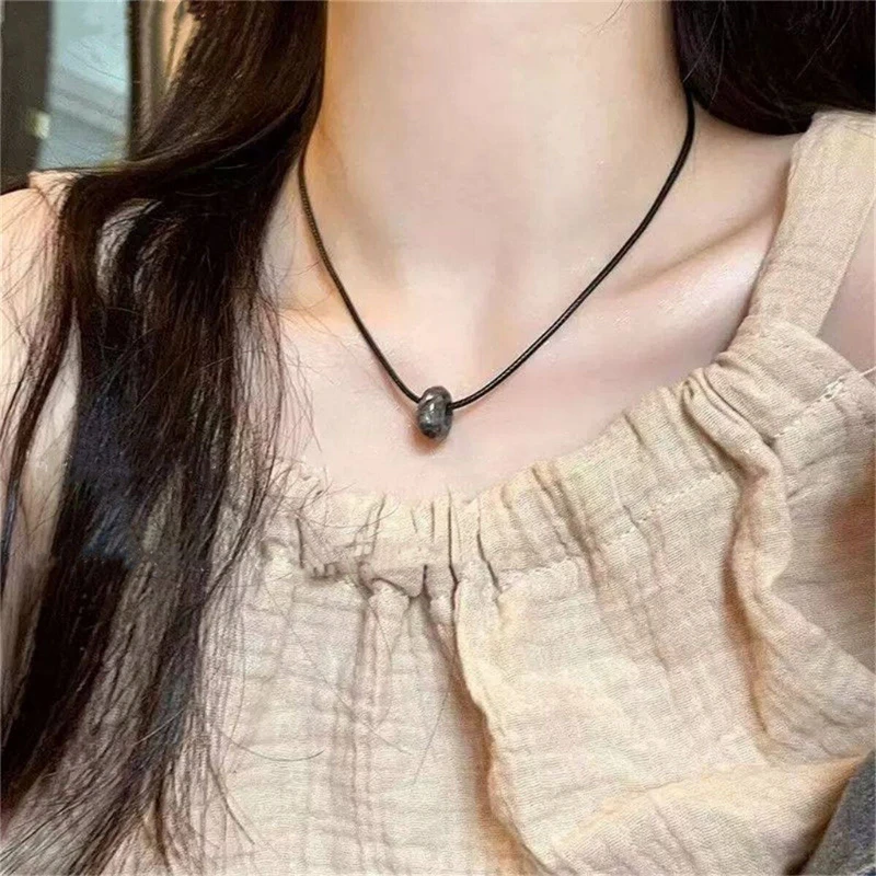 

Retro Natural Stone Safety Buckle Necklace for Women Simple Hollow Flower Love Irregular Pendant Necklace Daily Jewelry Gift