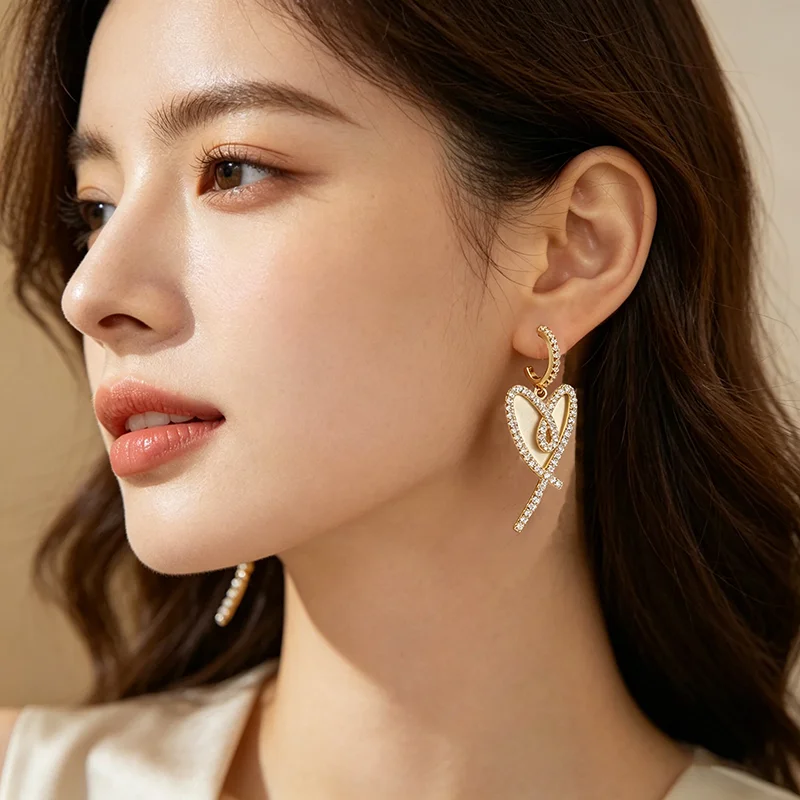 Goldfarbene Micro-Set Zirkon Unregelmäßige Herzförmige Hängeohrringe für Damen Modeschmuck Luxus-Accessoires Neues 2026 Design – Detail 9