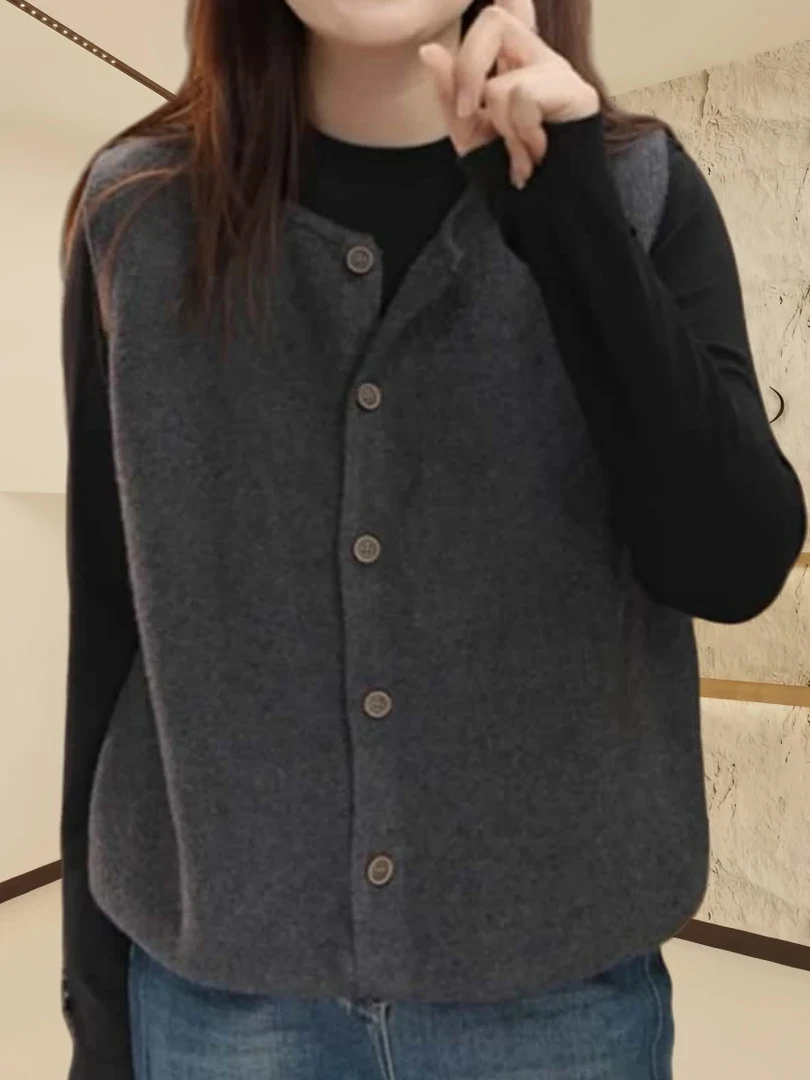 プラスサイズの女性用ルーズニットラウンドネックベスト、ファションスリムトップ、2026年春、フレンチスレボタンディテール