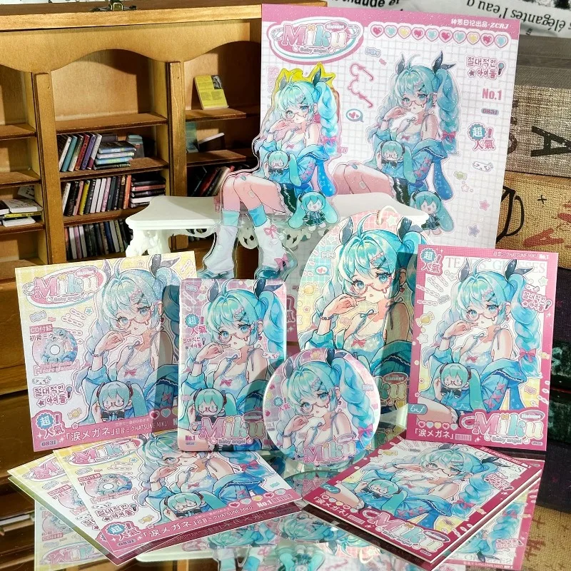 novo-kit-de-acessorios-hatsune-miku-cracha-suporte-de-acrilico-adesivo-e-cartao-da-serie-angel-project-diva