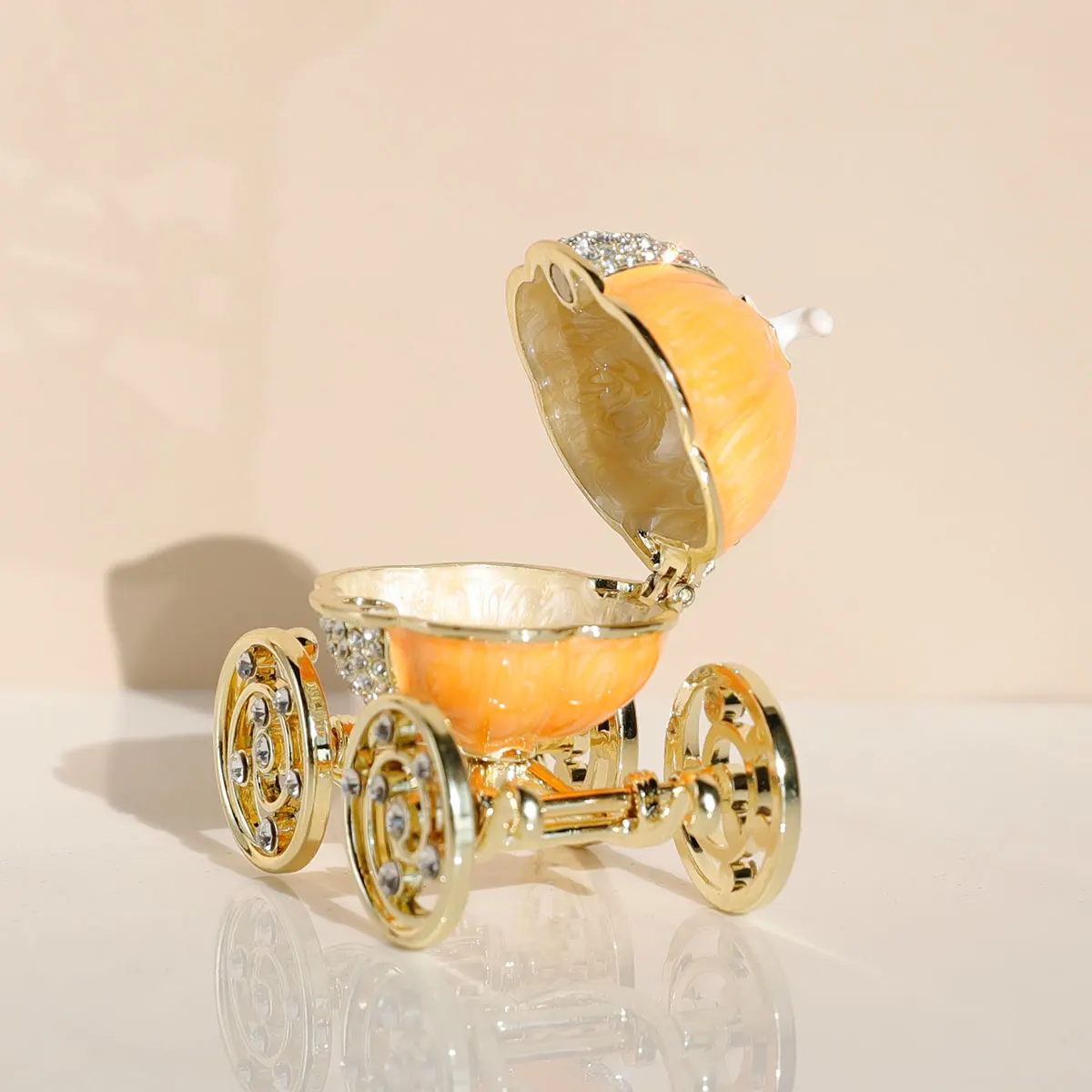 

1 шт. расписная эмалевая шкатулка в виде кареты Золушки, шкатулка для украшений, шкатулка для колец, шкатулка для ожерелья, подарочная шкатулка для украшений из сплава