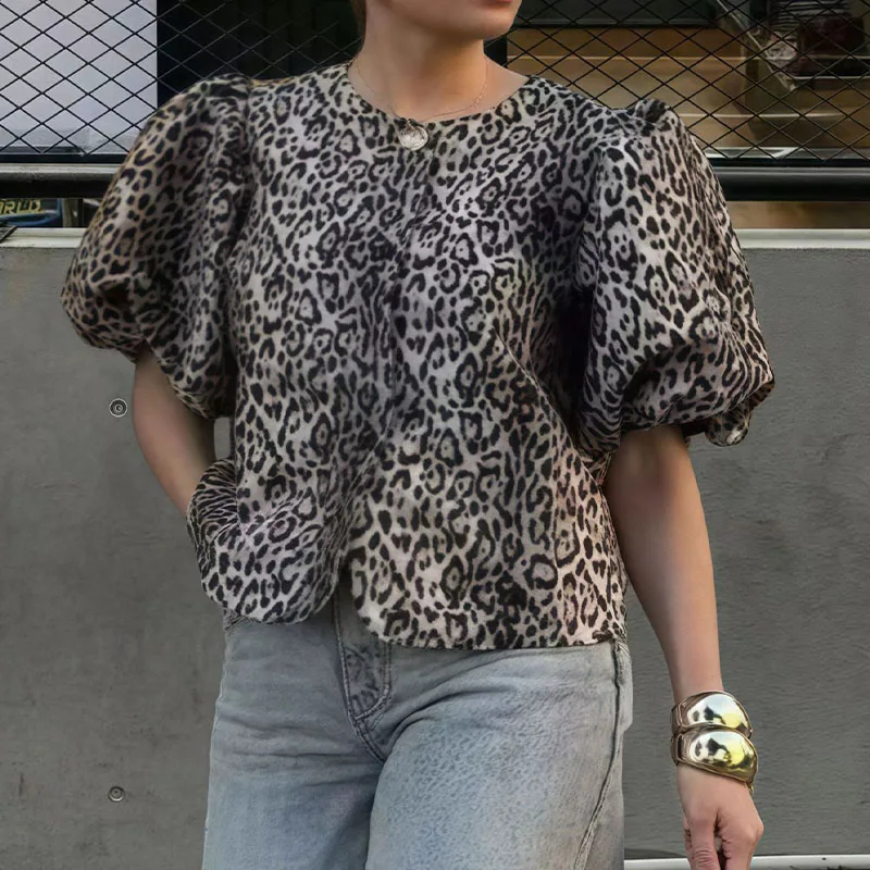 قمصان نسائية بأكمام قصيرة مطبوعة بنقشة الفهد 2025 للربيع والصيف بلوزات غير رسمية بياقة مستديرة للسيدات قطع علوية أنيقة أنيقة