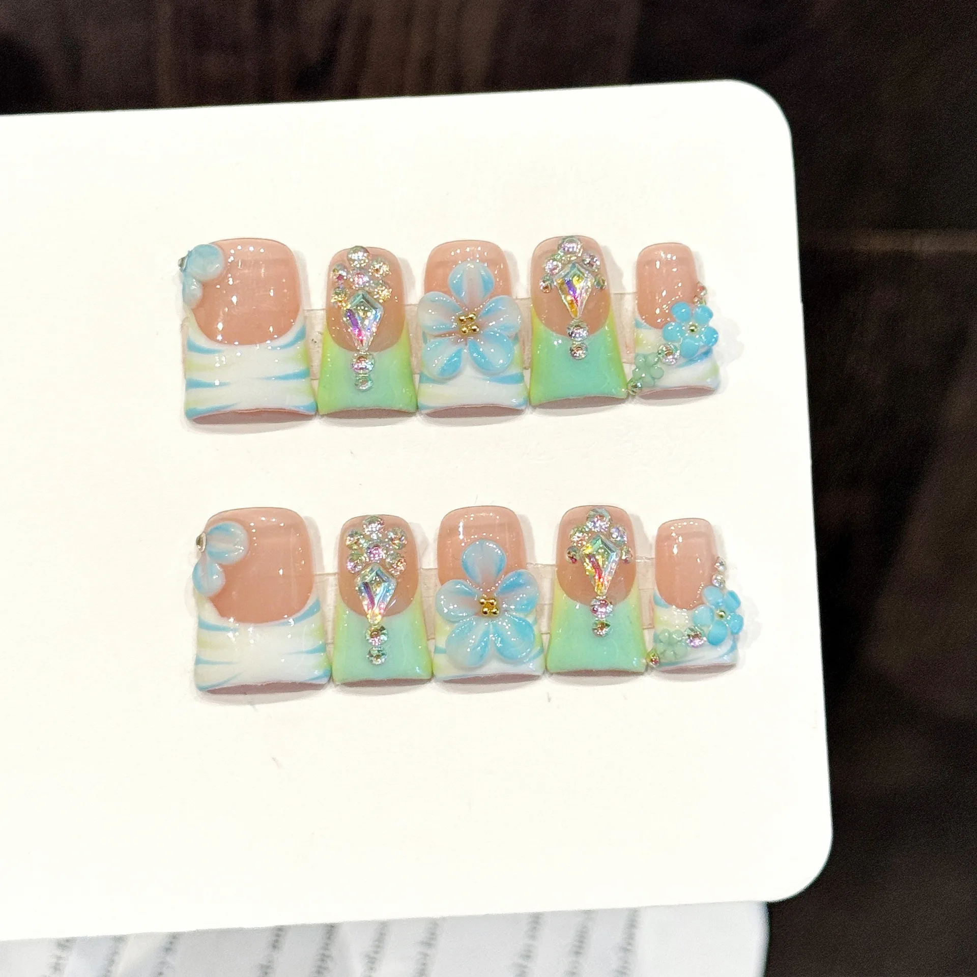 10 個の手作りプレスオンネイルダックビルデザインライトブルーグラデーション 3D フローラルラインストーン付け爪 4 ピースツール接着剤付き