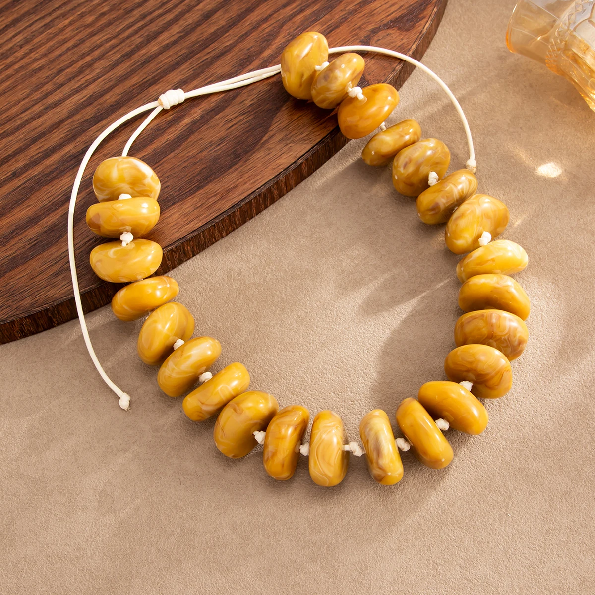 Ingemark 12 Farben Personalisierte Chunky Acryl-Perlen-Choker-Halskette für Frauen Boho Verstellbare Leder-Wachsseil-Kettenhalskette – Detail 4
