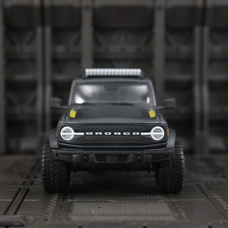 

Maisto 1:24 Simulated Ford Bronco Badlands alloy car model with two doors that can open, static off-road vehicle gift