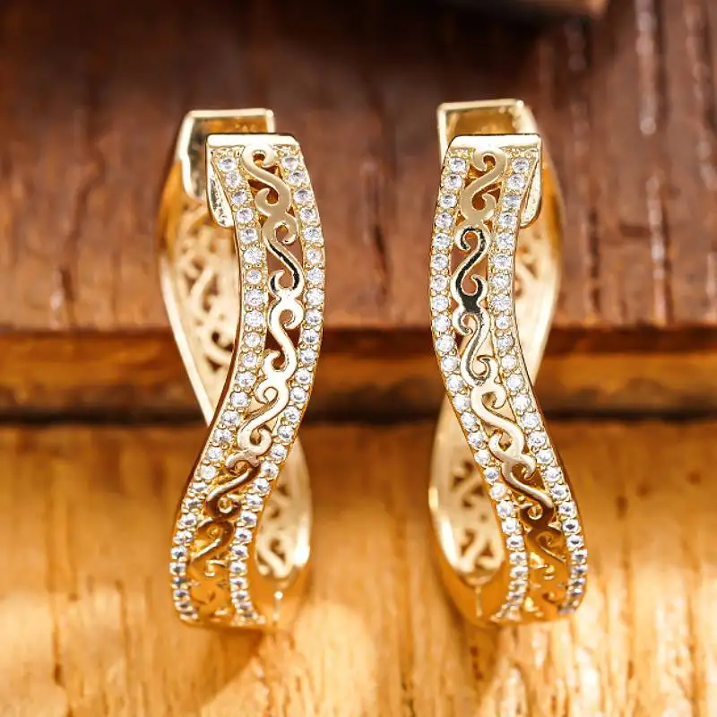 Huitan Damen-Creolen mit ausgehöhltem Design, graviertes Design, elegantes Party-Accessoire, luxuriöser Schmuck, goldfarben, mit glänzendem CZ besetzt