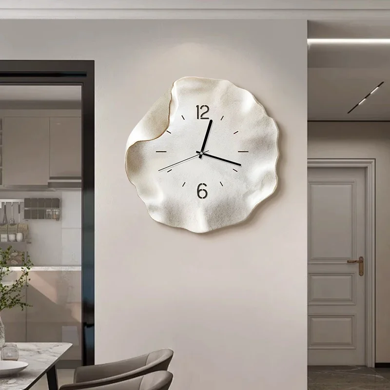 ساعة حائط يابانية فريدة من نوعها بتصميم بسيط فاخر وحديث للفتيات ساعة حائط كوين عتيقة من الزجاج المستدير الشمالي ديكور المنزل