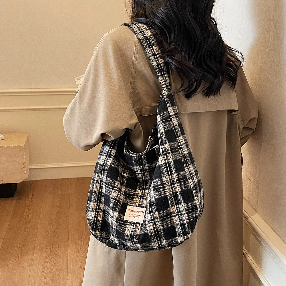 

Women's New Korean Style Lazy Chic Large Capacity Knit Bag for School Commuting Crossbody or Shoulder Bag