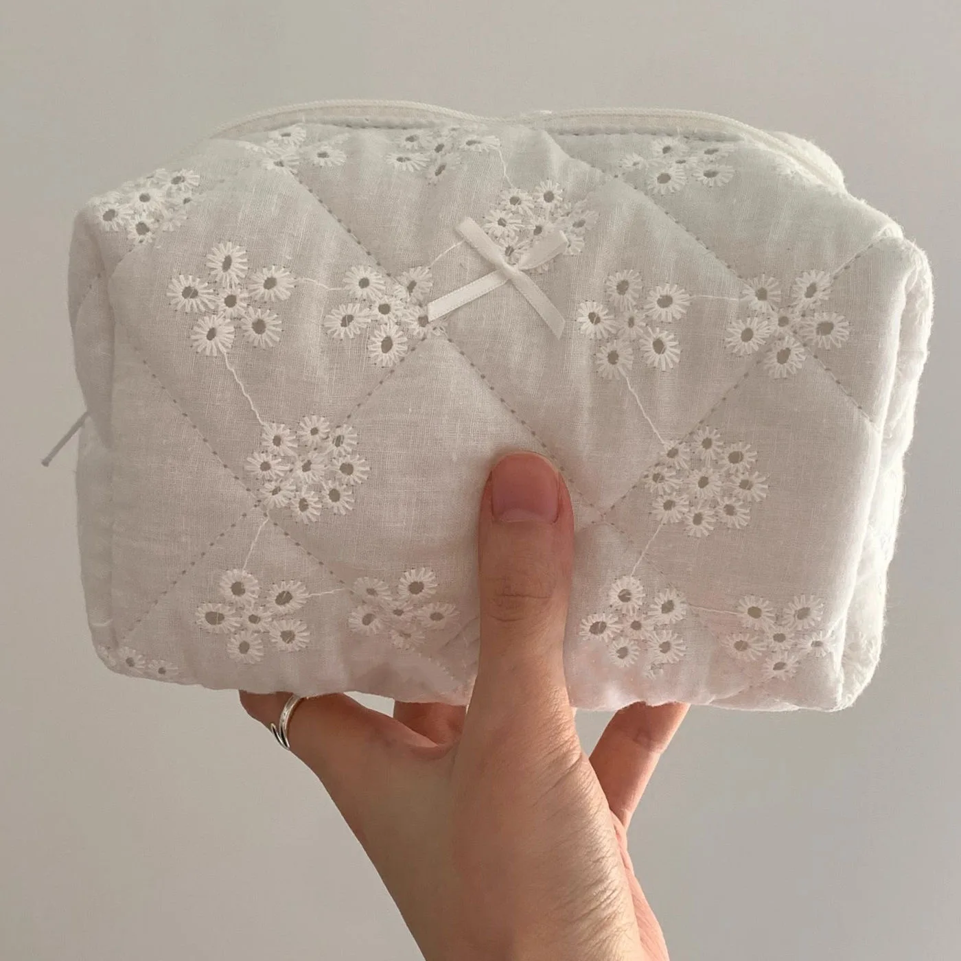 A high-appearance-level bow tie large-capacity travel lace cosmetic bag and portable toiletries storage bag