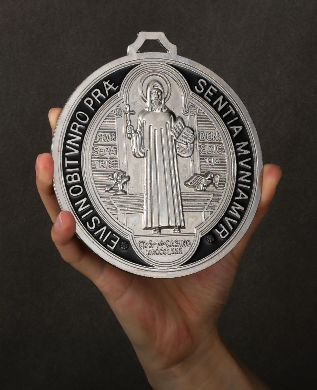Diyalo 6-Farben großer Exorzismus St. Benedikt Medaille Schild Anhänger Amulett religiöser Schmuck Ornament Andenken Wand Home Decor Geschenke – Detail 3