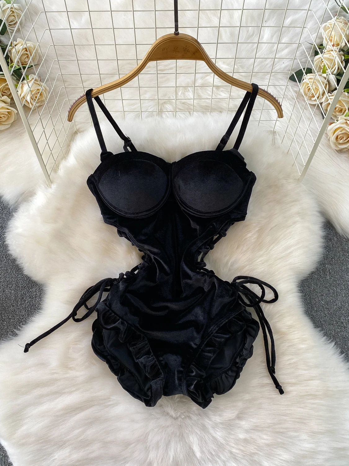 

Foamlina, новинка 2025, женский бархатный купальник, боди, сексуальный цельный купальник на тонких бретельках с подушечками, без рукавов, с рюшами по подолу, на шнуровке