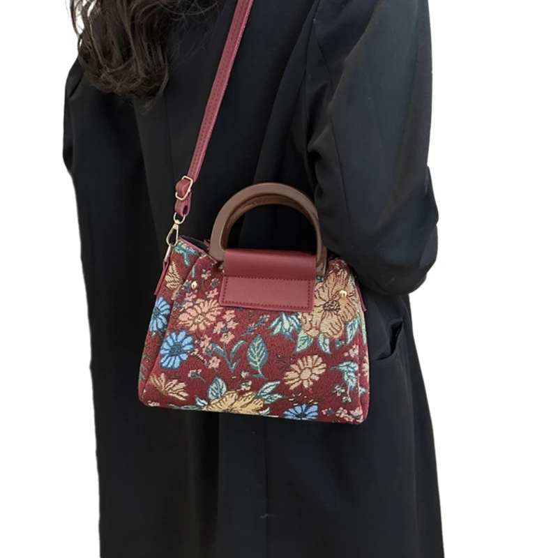 Bolso mano mujer versátil y moderno convertible en estilo bandolera o hombro.