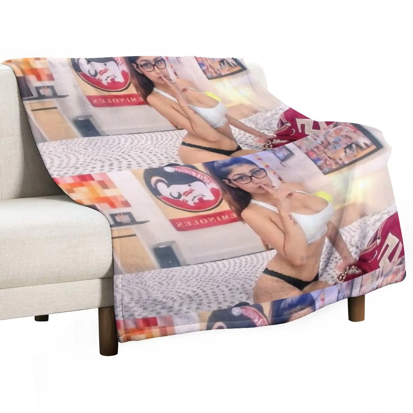 Mia Khalifa classic photo Throw Blanket Thermal Plush Decoratives Blankets