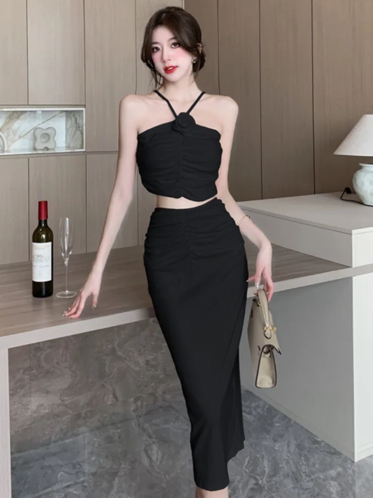 فستان نسائي صيفي مثير بتصميم الوردة، برقبة حمالة وحمالة صدر مطوية على شكل عظمة السمكة، بخصر عالٍ يغطي المؤخرة، وتنورة شبه طويلة