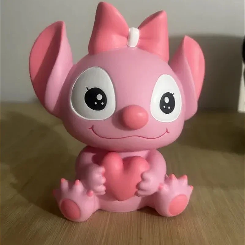 Lilo & Stitch Piggy Bank อะนิเมะอุปกรณ์ต่อพ่วงภาพยนตร์ตัวอักษร Stitch Angel ตกแต่งบ้านของเล่นเด็กวันเกิดคริสต์มาสของขวัญ