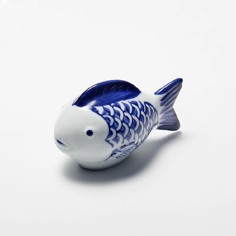 Underglaze blue and white porcelain size carp desktop ornaments floating ceramic fish crafts in water