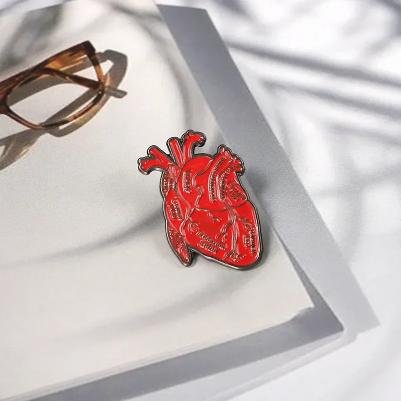 Creative Red Anatomical Heart Alloy Brooch for Clothes Doctor Nurse Clothing Bag Decorative Pin Badges Metal Pins for Backpacks