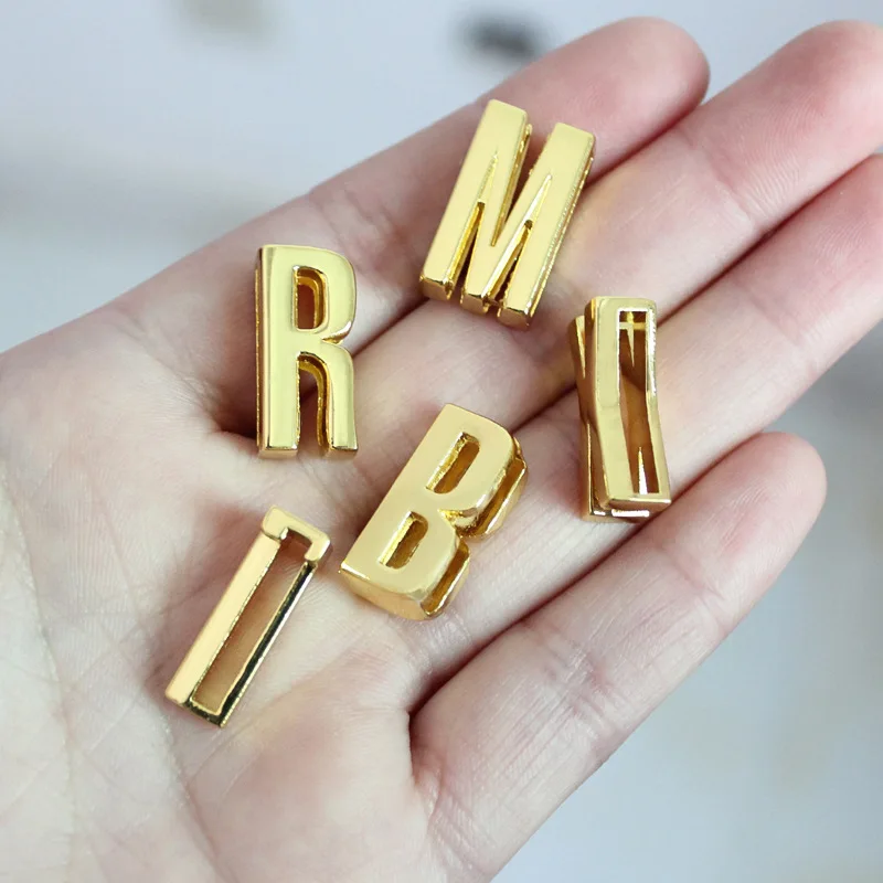 ตัวอักษรภาษาอังกฤษแบบสไลด์สีทอง ขนาดรู 18 มม. 5 ชิ้น/ชุด สำหรับทำสร้อยข้อมือ สร้อยคอสัตว์เลี้ยง และเครื่องประดับ