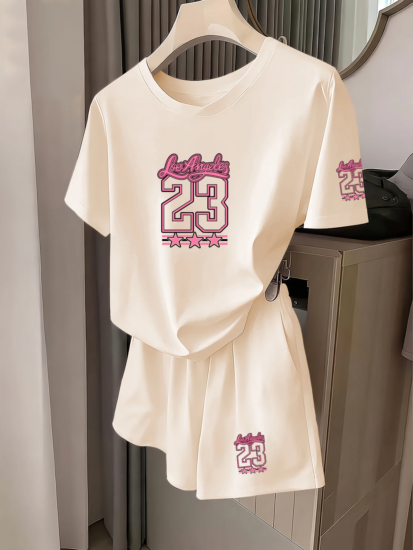 Conjunto de manga corta con estampado de estrellas de 23 letras estilo retro americano de Los Ángeles para mujer, corte holgado, adelgazante, elegante, informal, moderno, versátil, conjunto de dos piezas de camiseta y pantalones cortos, uso diario, ropa de mujer