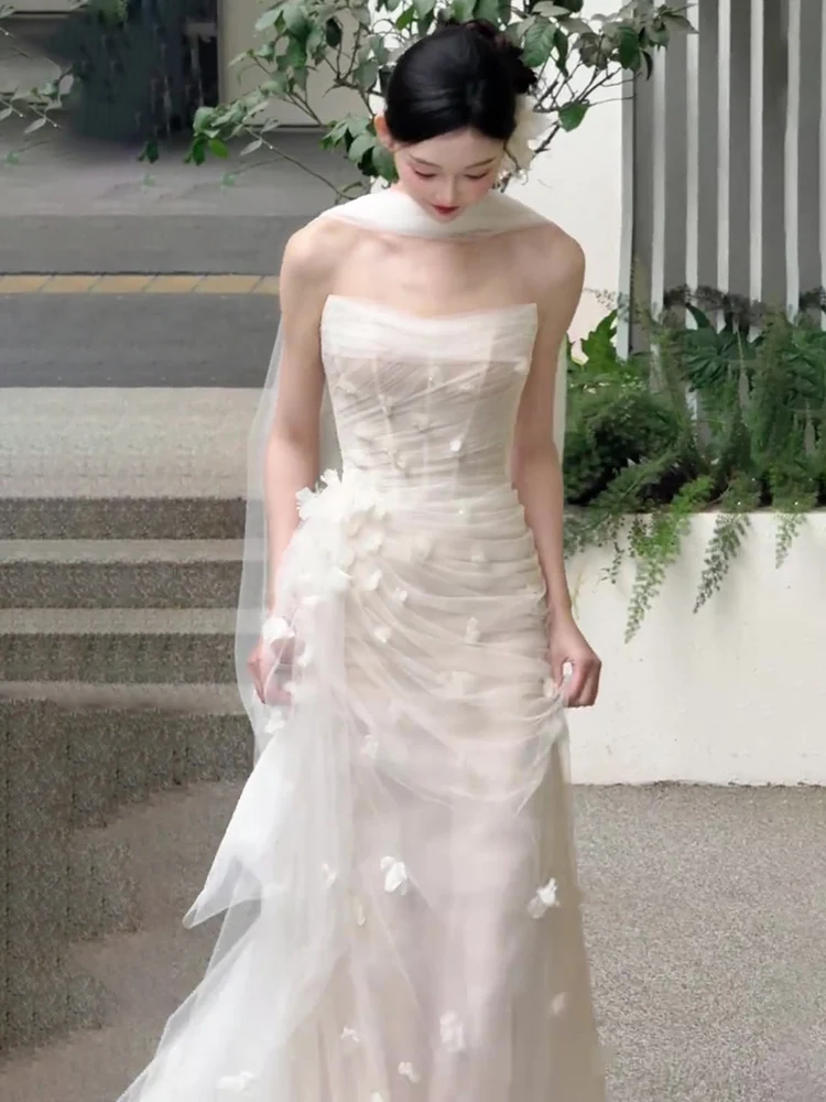 

Элегантное свадебное платье с открытыми плечами и шлейфом в стиле «русалка» для помолвки и свадебных фотосессий. Красивая лесная коллекция.