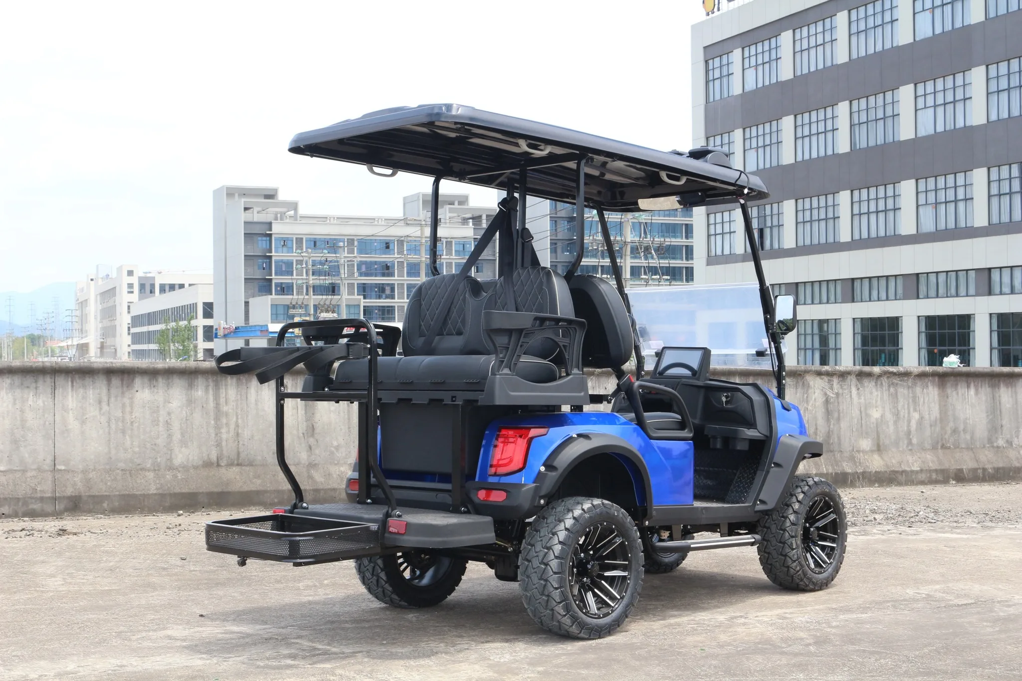 عربة جولف كهربائية ذات 4 مقاعد وبطارية ليثيوم للنادي من المصنع مباشرة للترفيه والترفيه