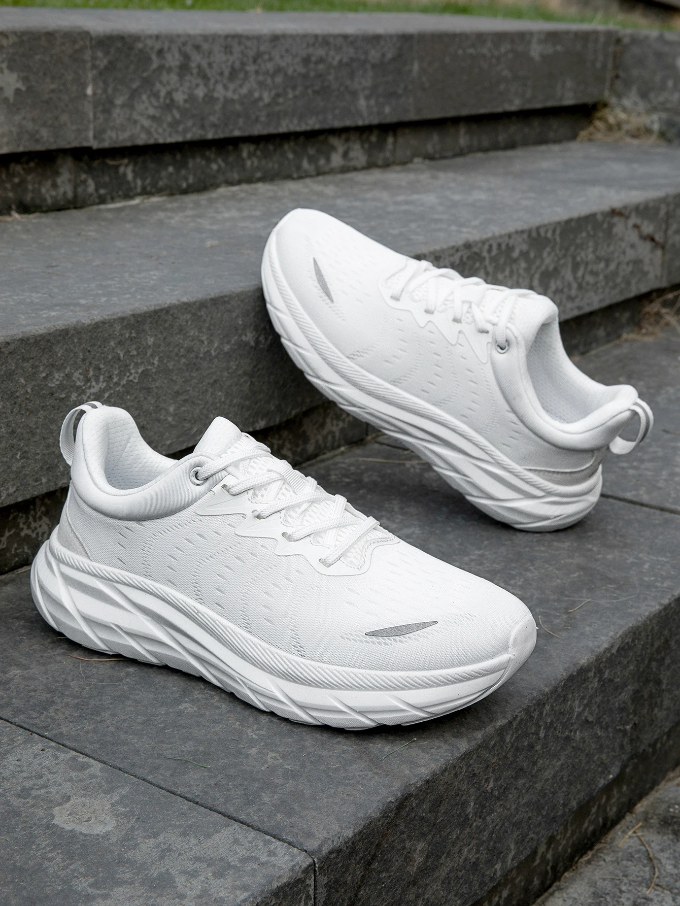 Mesh breathable sports shoes for men and women, thick soled shock-absorbing lightweight soft soled running shoes
