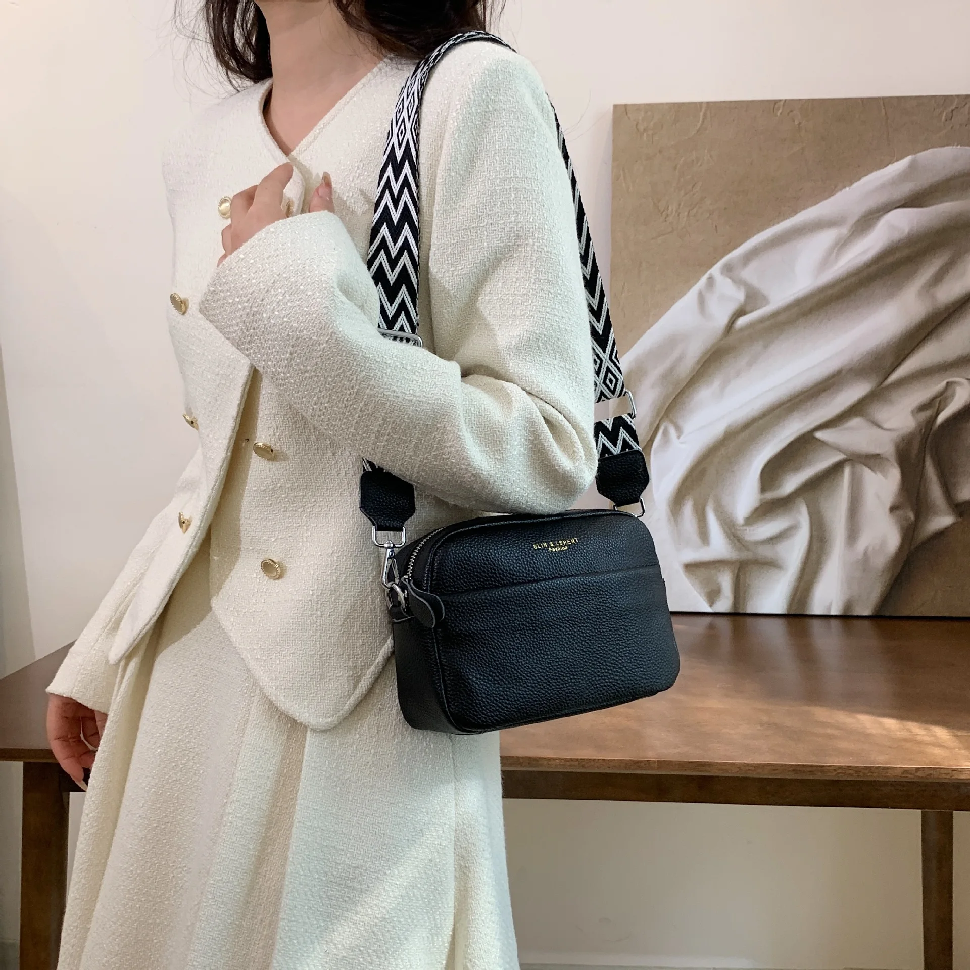 

New fashionable and minimalist single shoulder crossbody bag with top layer cowhide small square bag